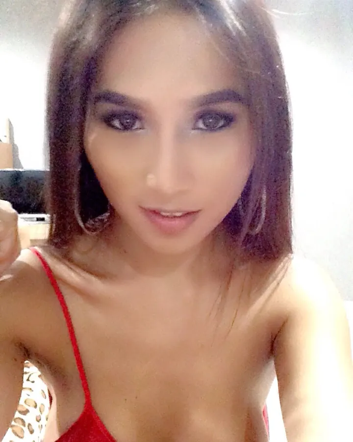 selfie femme asiatique brune en haut rouge