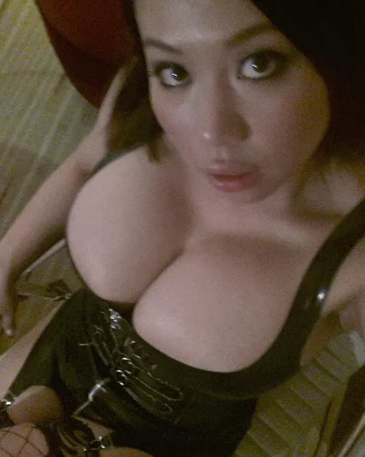 Femme en lingerie noire, posant dans un cadre intérieur, regardant l'appareil photo.