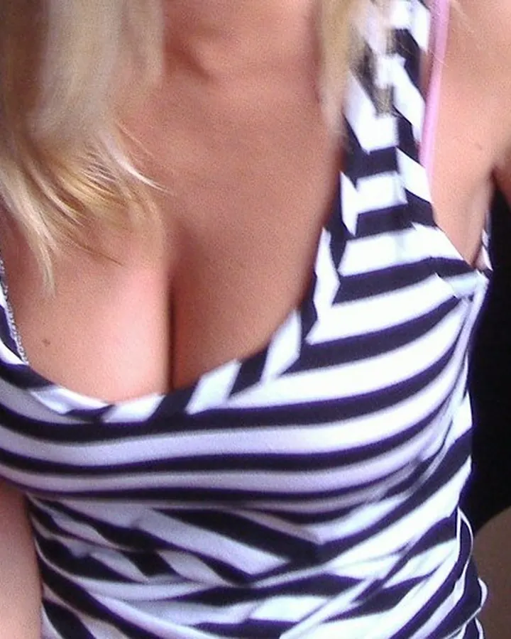 Femme blonde en débardeur zébré, gros plan décolleté