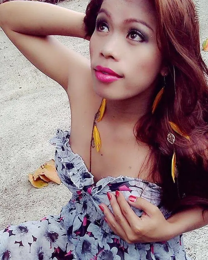 Jeune femme brune en robe à fleurs, plumes jaunes
